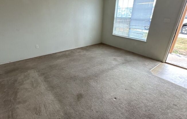 2 beds, 1 bath, 857 sqft, $675, Unit B