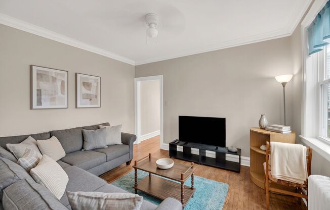 3 beds, 1 bath, 1,300 sqft, $2,900, Unit 2S