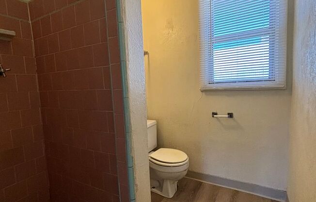 Studio, 1 bath, $795, Unit 32