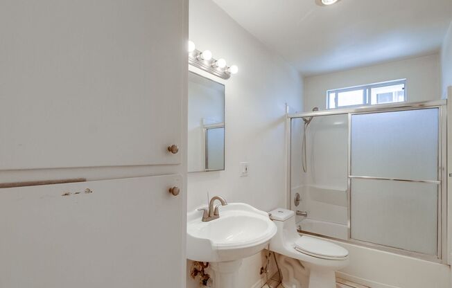 Studio, 1 bath, 420 sqft, $1,825, Unit 4