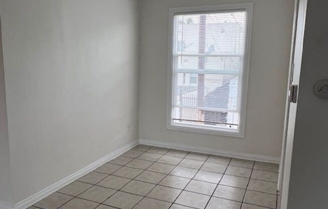 1 bed, 1 bath, 560 sqft, $1,475, Unit 1444 Chestnut Apt 15