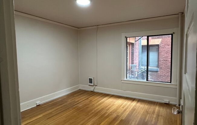 Studio, 1 bath, 330 sqft, $1,095, Unit 36