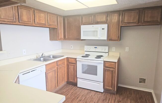 3 beds, 2 baths, $1,595, Unit Unit A