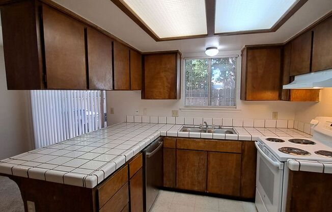 Move-in Special: Half Off the 1st Month's Rent – Comfortable 2 Story Condo By Fresno State!