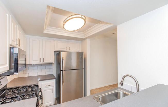 2 beds, 2 baths, 880 sqft, $3,020