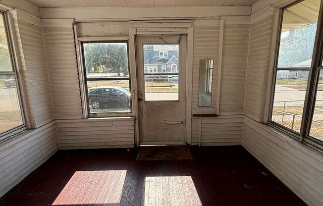 2 beds, 1 bath, $900