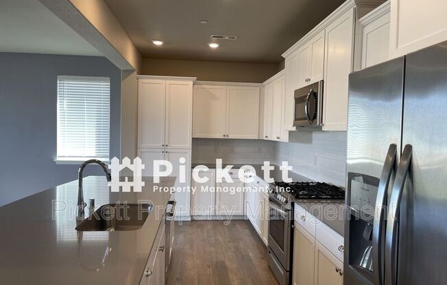 938 TIMBERLINE AVE