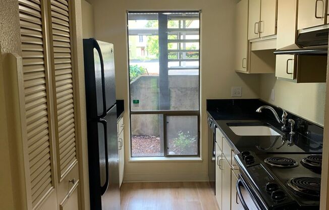 2 beds, 1.5 baths, 940 sqft, $1,705, Unit 0142