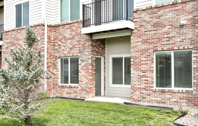 Luxury studio, one, and two bedroom apartment homes featuring granite countertops, stainless steel appliances, and fireplaces at East Lake Flats in Lincoln, NE