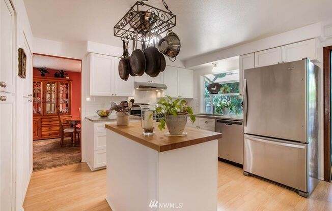 3 bedroom 2.5 bathroom single family house in Kirkland