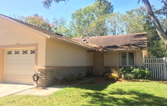 2 Bedroom duplex with fenced yard and 1 car garage