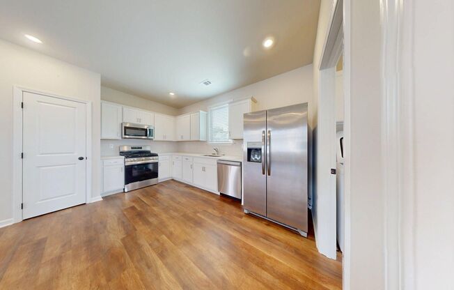 Beautiful Newer Construction Home on Mimms Trail!