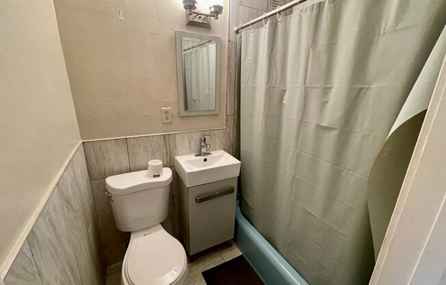 1 bed, 1 bath, $850, Unit 14