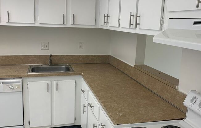 1 bed, 1 bath, 725 sqft, $1,695, Unit V214