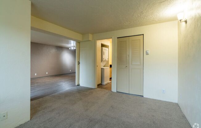 2 beds, 1 bath, 840 sqft, $1,582, Unit 0111
