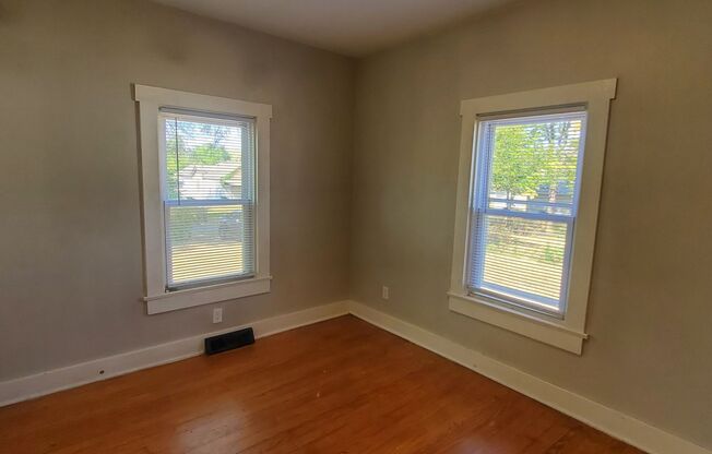 3 beds, 1 bath, $1,100