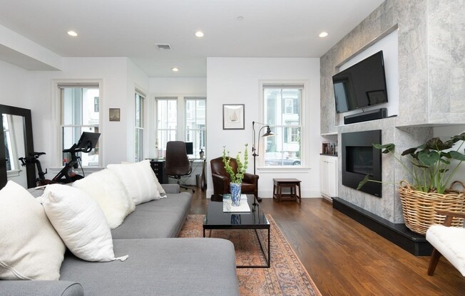 585 E 7 ST
