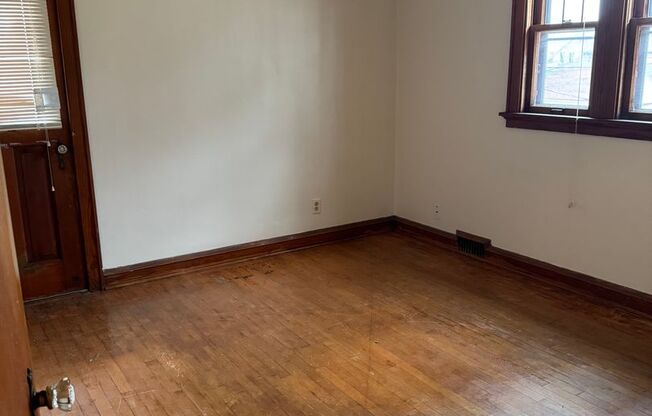 2 beds, 1 bath, $1,300, Unit 3939-Upper