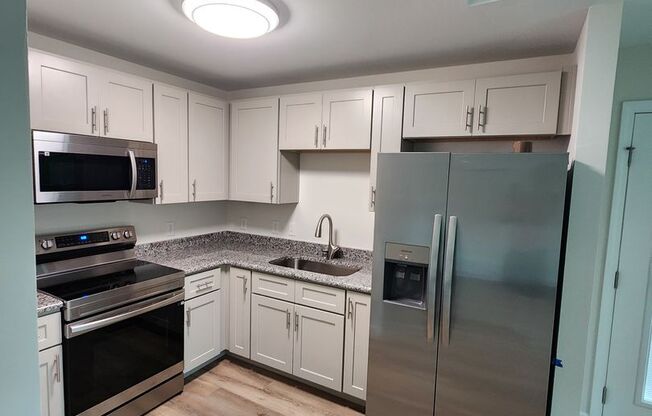 New Construction 1 Bed/1 Bath Fully-Equipped Carriage House