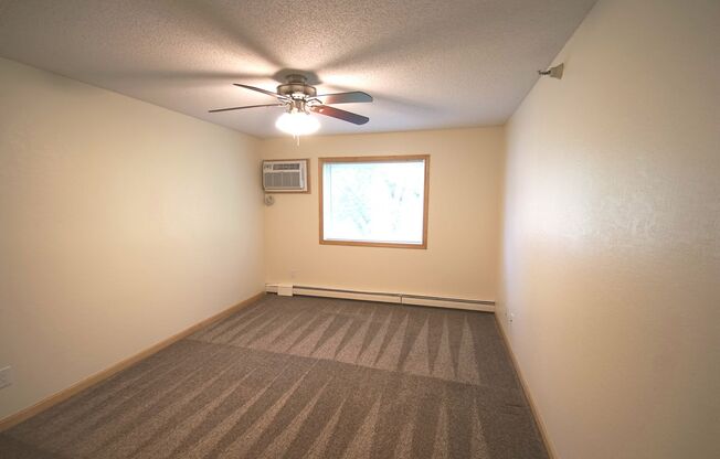 2 beds, 2 baths, 915 sqft, $1,725, Unit 220