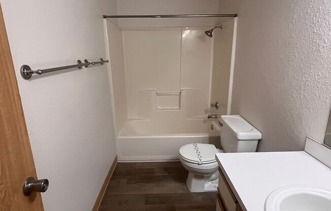 2 beds, 1 bath, 875 sqft, $1,300, Unit 127-50