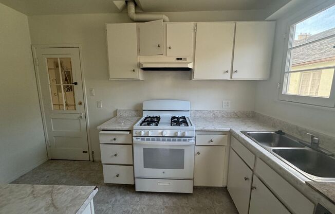 2 beds, 1 bath, $2,295, Unit 619 1/2