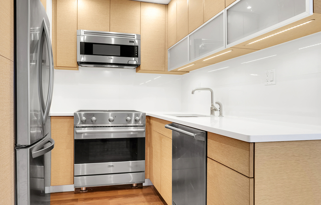 2 beds, 1.5 baths, 880 sqft, $6,000, Unit 17D