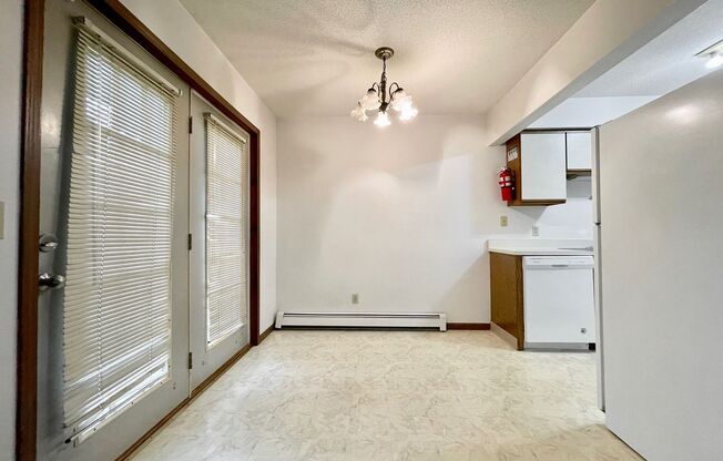 2 beds, 1 bath, 775 sqft, $1,150, Unit B