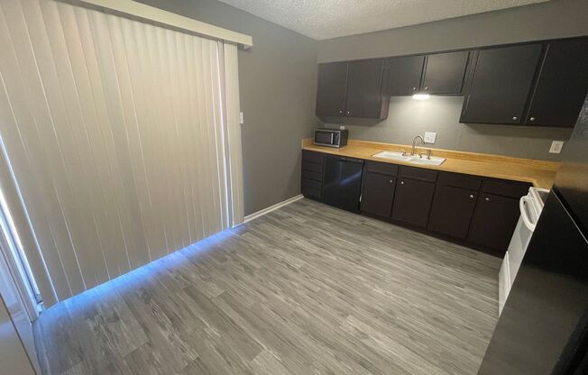 2 beds, 1 bath, 930 sqft, $895