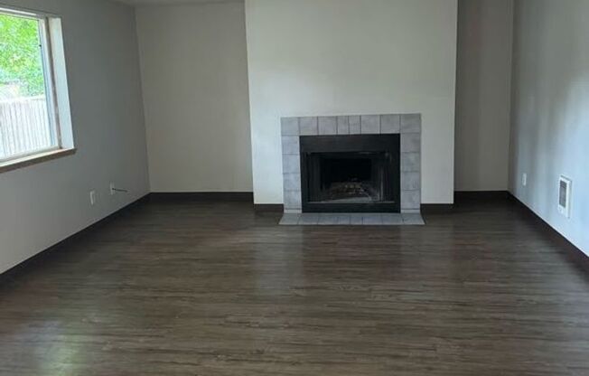 2 beds, 2 baths, 1,070 sqft, $1,595, Unit 12-104