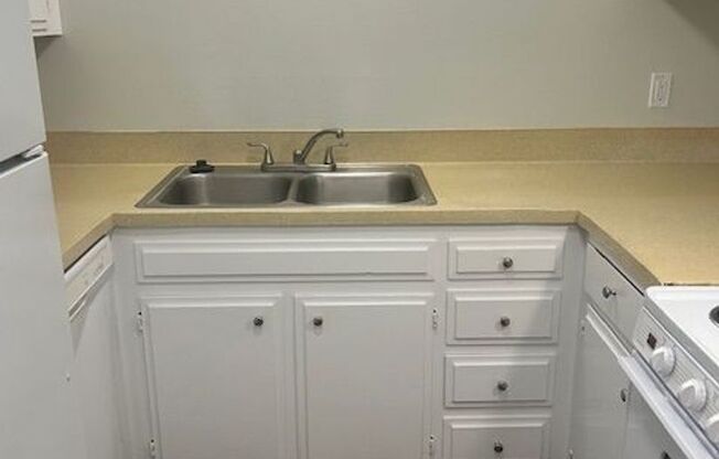 2 beds, 1 bath, 740 sqft, $1,600, Unit 335-230