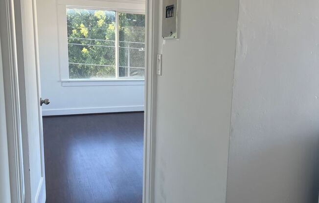Studio Apartment $1350 Move In Today!!