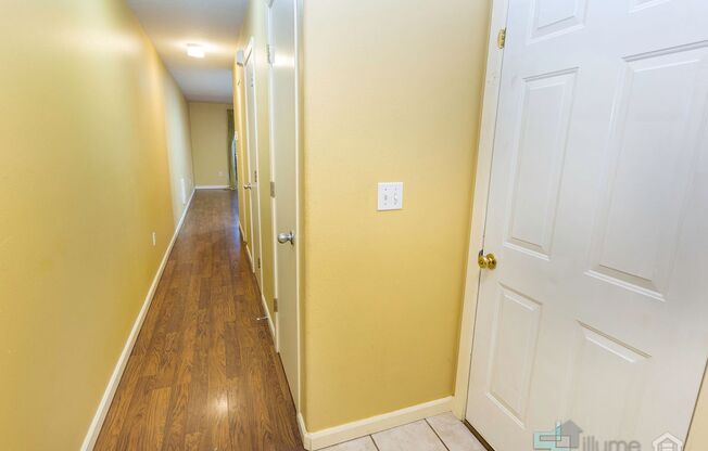 Bright & Spacious 2-Bedroom End Unit Townhome in Desirable Woodstock Neighborhood!