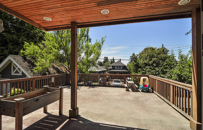 Great 4 bd 3.5 Bath house located on top of Queen Anne 3 car garage!