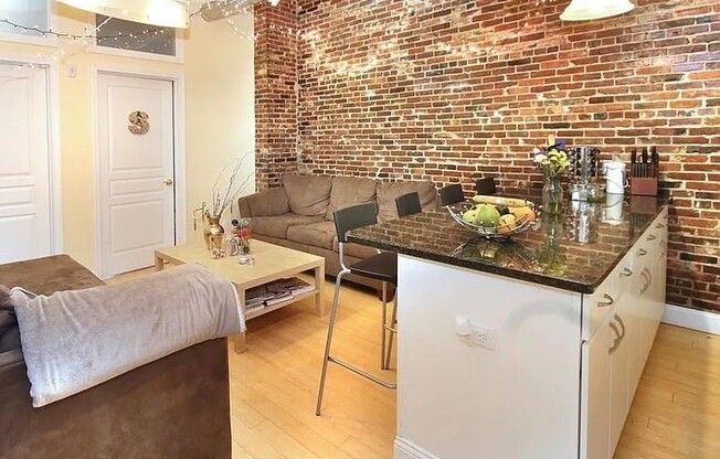 3 beds, 1 bath, 903 sqft, $5,300, Unit 403