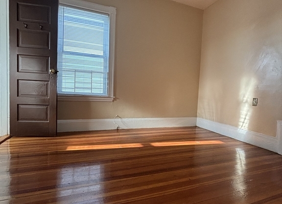 3 beds, 1 bath, 1,125 sqft, $3,200, Unit 3