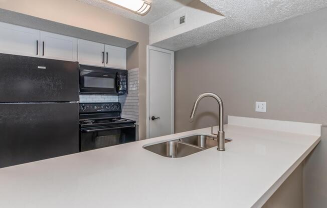 2 beds, 2 baths, 905 sqft, $1,405