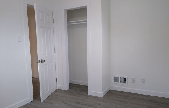 2 beds, 1 bath, $1,875, Unit 5210 Carr St