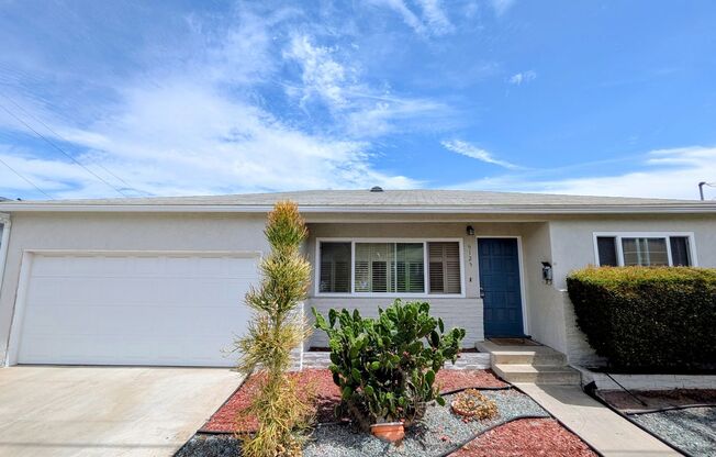 **MOVE-IN SPECIAL** 5 Bedroom House w/ A/C + Laundry near SDSU - Bright and Airy on Quiet Street!