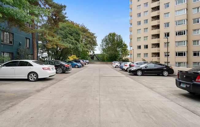 the parking lot is full of cars parked in front of an apartment building