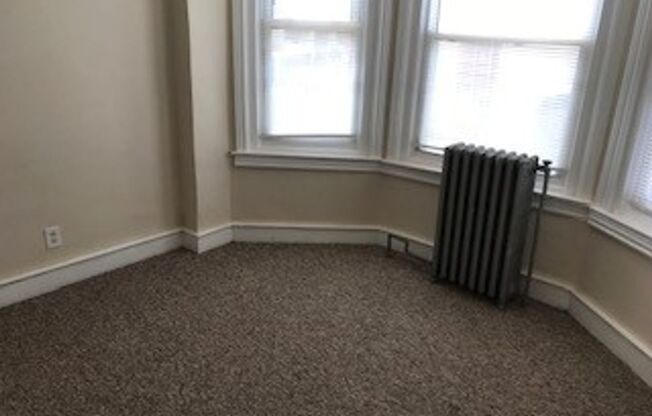 2 beds, 1 bath, 950 sqft, $1,095, Unit 2nd Floor