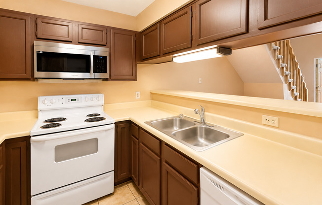 BEAUTIFUL 2 BR CONDO IN DESIRED GATED COMMUNITY - NORTH EAST SAN ANTONIO - CENTRALLY LOCATED