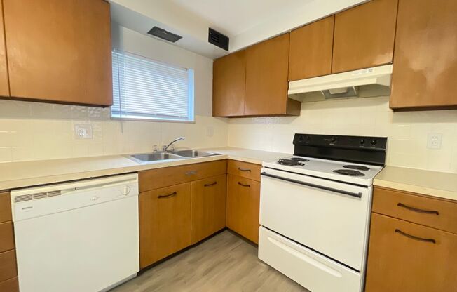 2 beds, 1 bath, 730 sqft, $855, Unit B