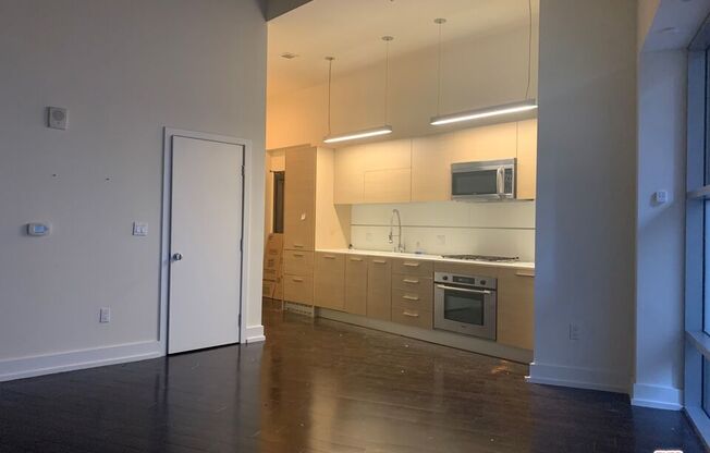 1 bed, 1 bath, 807 sqft, $2,850, Unit 915