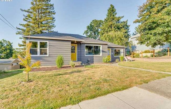 Oregon City - Three Bedroom Bungalow, Completely Renovated Beautiful Back Yard !!!