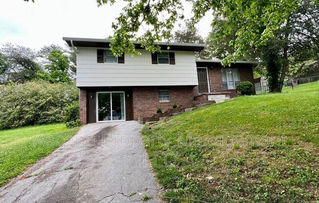 903 VALERIE LN