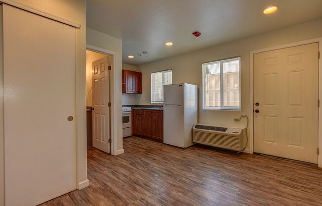 Studio, 1 bath, 225 sqft, $900, Unit Unit 14