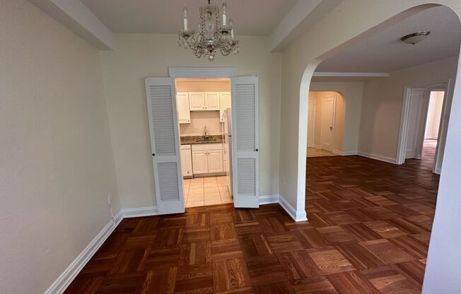 2 beds, 1 bath, 975 sqft, $1,800, Unit Royal York 114