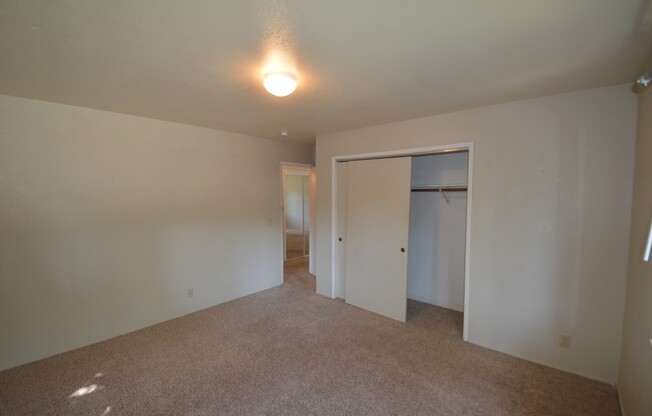 3 beds, 1 bath, $1,680, Unit 1146B