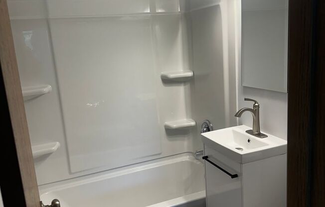 2 beds, 1 bath, 825 sqft, $1,045, Unit 1805-3